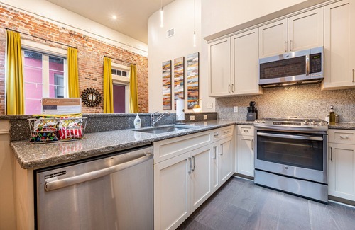 Central Business District Apartamento | 🐊LOCATION & CONDO to Stay in When Visiting DOWNTOWN NOLA! QN Sleeper Sofa & 15 ft Ceilings!🐊