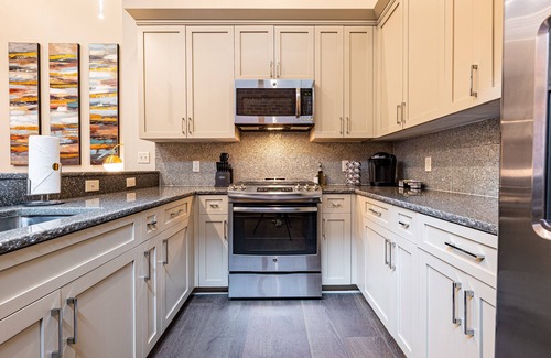 Central Business District Apartamento | 🐊LOCATION & CONDO to Stay in When Visiting DOWNTOWN NOLA! QN Sleeper Sofa & 15 ft Ceilings!🐊