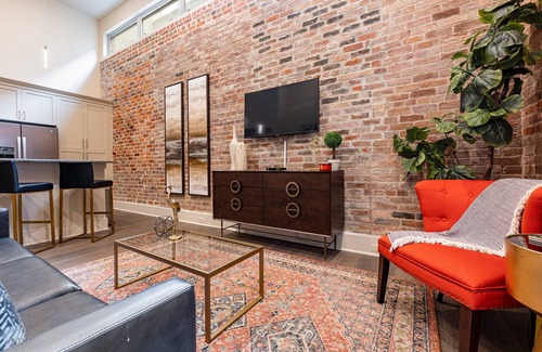 Central Business District Apartamento | 🐊LOCATION & CONDO to Stay in When Visiting DOWNTOWN NOLA! QN Sleeper Sofa & 15 ft Ceilings!🐊