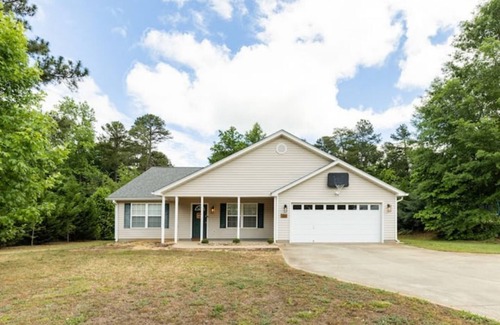 Duncan Casa | Location, Convenience, Comfort! Spacious home in a quite neighborhood, near GSP