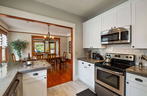 McMinnville Casa | Bungalow Cowls, recientemente renovado, el centro histórico de McMinnville, mediados de semana $ 150 / N