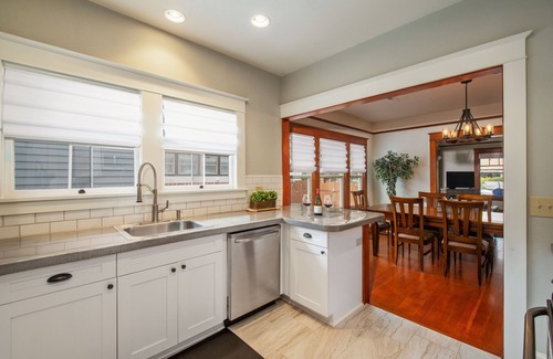 McMinnville Casa | Bungalow Cowls, recientemente renovado, el centro histórico de McMinnville, mediados de semana $ 150 / N