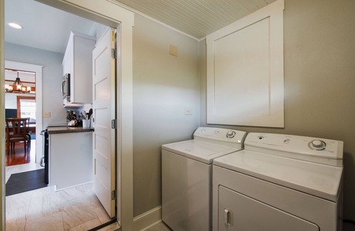 McMinnville Casa | Bungalow Cowls, recientemente renovado, el centro histórico de McMinnville, mediados de semana $ 150 / N