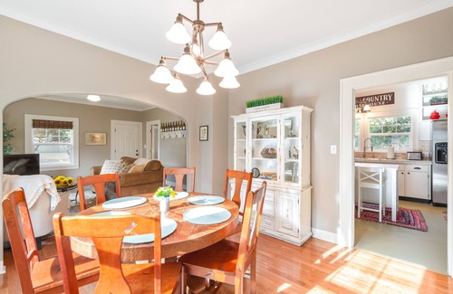 McMinnville Casa | Wine Country Farmhouse, Walk Historic Downtown McMinnville-Summer Mid-Wk $ 185 / N
