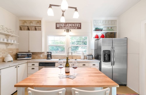 McMinnville Casa | Wine Country Farmhouse, Walk Historic Downtown McMinnville-Summer Mid-Wk $ 185 / N