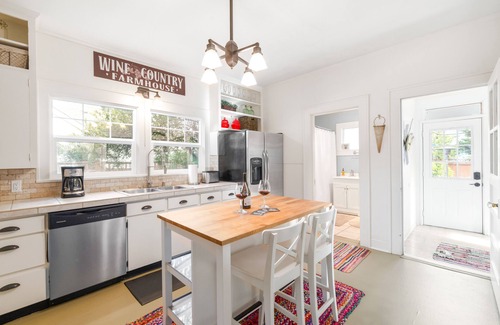 McMinnville Casa | Wine Country Farmhouse, Walk Historic Downtown McMinnville-Summer Mid-Wk $ 185 / N