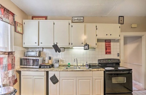 Hartford Apartamento | Location, is the key for this 3 bedroom!