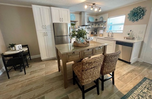 Treasure Island Condominio | Location, location, location- Treasure Island cozy cottage