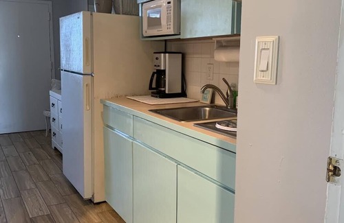 Cape May - Wildwood Condominio | Location Location!! 1 block to the beach w/Heated Pool, private bedroom/kitchen