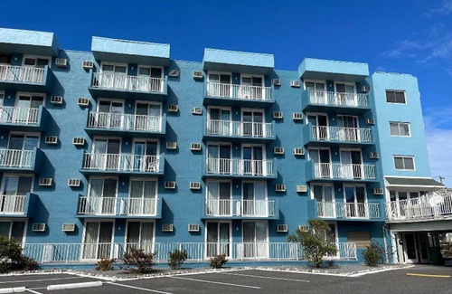 Cape May - Wildwood Condominio | Location Location!! 1 block to the beach w/Heated Pool, private bedroom/kitchen