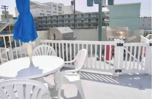 Cape May - Wildwood Condominio | Location Location!! 1 block to the beach w/Heated Pool, private bedroom/kitchen