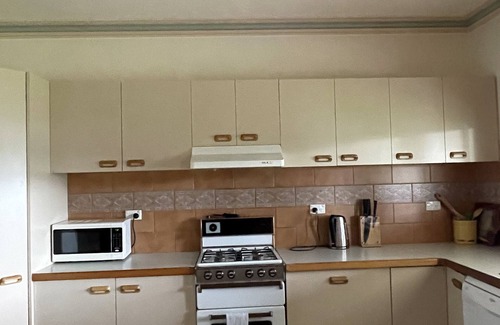 Mansfield Casa | Location Location - 5 minutes walk to shops, restaurants and cafes.