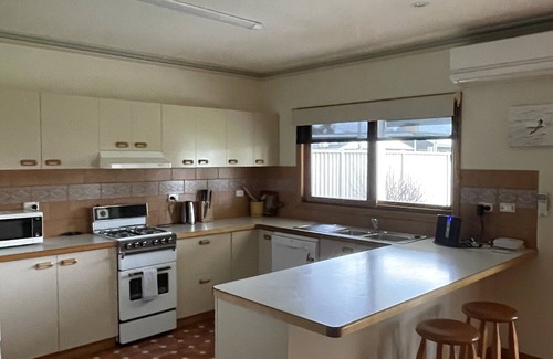 Mansfield Casa | Location Location - 5 minutes walk to shops, restaurants and cafes.