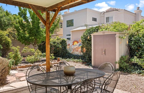 Palomas Park Casa | Location! Location! Amazing *Hidden Gem* -NE Heights! Family and pet friendly 🐶