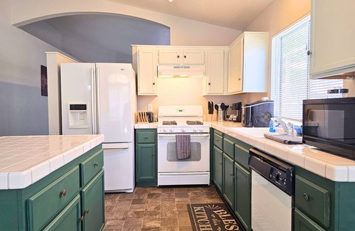 Paradise Valley Casa | Location! Quick Freeway Access to Airport & Strip!