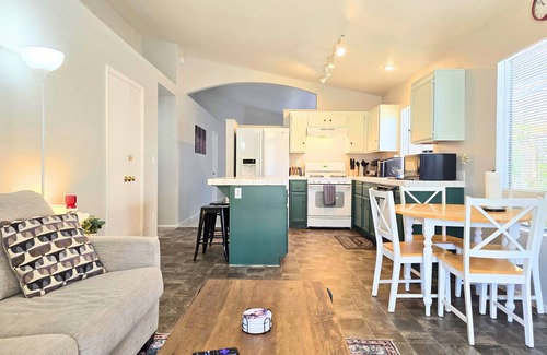Paradise Valley Casa | Location! Quick Freeway Access to Airport & Strip!