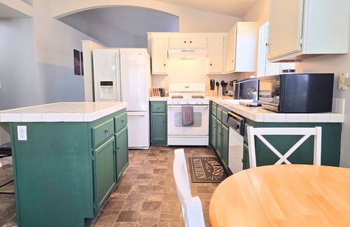 Paradise Valley Casa | Location! Quick Freeway Access to Airport & Strip!