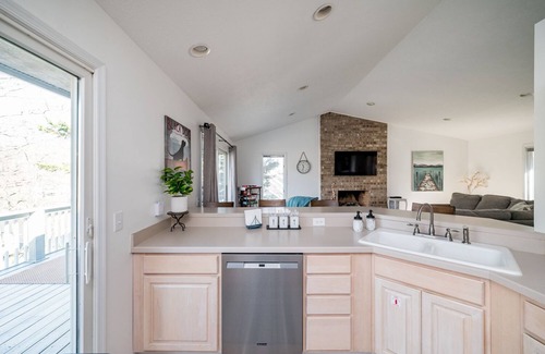 North Shore Casa | LOCATION! Restaurants, Shops! Waterfront Quiet, Golf Community Game Room Bunks