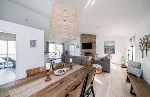 North Shore Casa | LOCATION! Restaurants, Shops! Waterfront Quiet, Golf Community Game Room Bunks