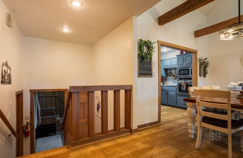 Angel Fire Casa | Location! Short walk to golf/tennis/park, firepit, multiple decks, high spd wifi