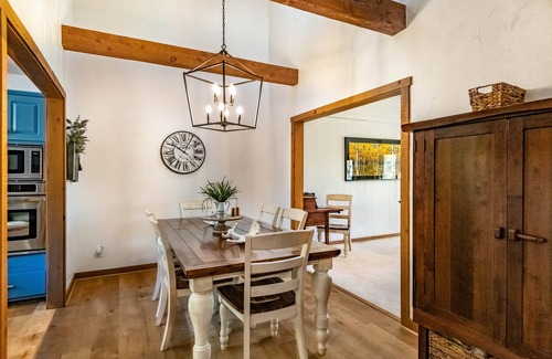 Angel Fire Casa | Location! Short walk to golf/tennis/park, firepit, multiple decks, high spd wifi