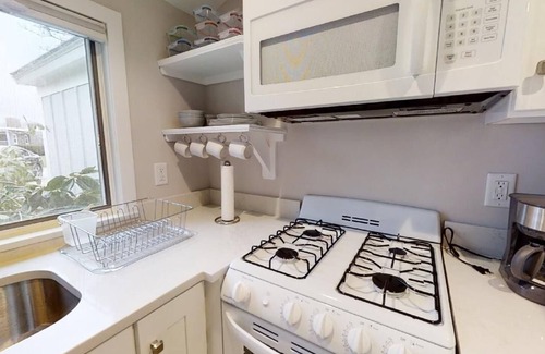 Barnstable County Apartamento | Location - Walk to Beach - Pool Access - Waterviews