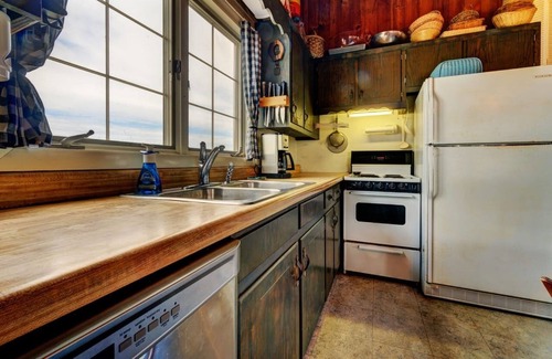 Wellfleet Cabaña | Ubicación, ubicación! Waterfront- Beachfront Cottage