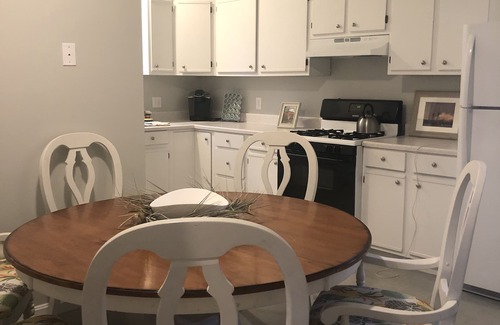Plymouth Condominio | LOCATION! Waterfront Retreat in historic downtown Plymouth