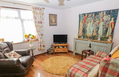 Tongwynlais Cabaña | LOCH FIELD COTTAGE, pet friendly, with a garden in Cardiff