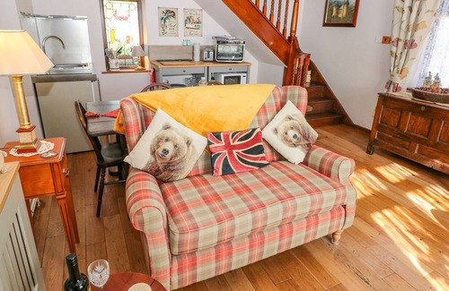 Tongwynlais Cabaña | LOCH FIELD COTTAGE, pet friendly, with a garden in Cardiff