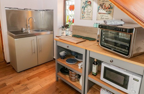 Tongwynlais Cabaña | LOCH FIELD COTTAGE, pet friendly, with a garden in Cardiff