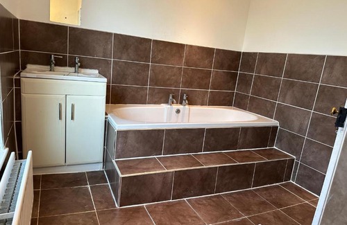 Skegness Villa | 6 bedroom private farmhouse on The river