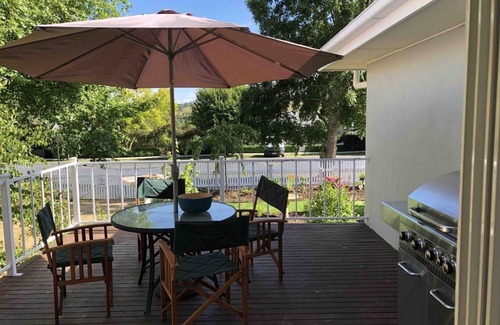 Loch Casa | Loch Village Guesthouse-ensuite spa-Pet friendly