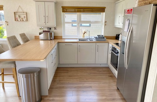 Runswick Bay Cabaña | LODGE 18 - THE PINES, pet friendly, with a garden in Runswick Bay