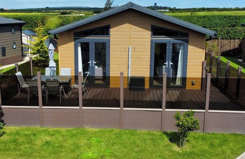Runswick Bay Cabaña | LODGE 18 - THE PINES, pet friendly, with a garden in Runswick Bay