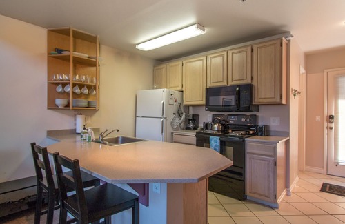 Hood River Condominio | Lodge 27 Roomy Condo with Gear Storage Onsite by RedAwning