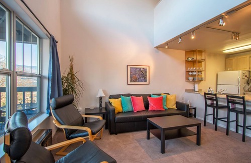Hood River Condominio | Lodge 27 Roomy Condo with Gear Storage Onsite by RedAwning