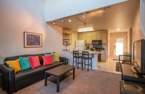 Hood River Condominio | Lodge 27 Roomy Condo with Gear Storage Onsite by RedAwning