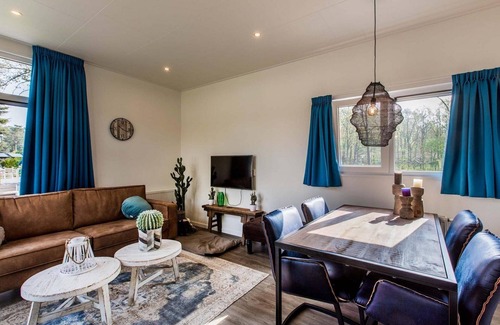 Beekbergen-Zuid Chalet De Esquí | ✓ Lodge at Recreatiepark Beekbergen ✓ Holiday home for 4 persons ✓ Located in Beekbergen (Gelderland) ✓ Holiday park on the Veluwe ✓ Book directly through the park