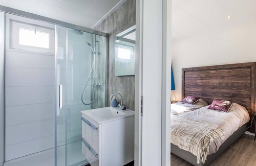 Beekbergen-Zuid Chalet De Esquí | ✓ Lodge at Recreatiepark Beekbergen ✓ Holiday home for 4 persons ✓ Located in Beekbergen (Gelderland) ✓ Holiday park on the Veluwe ✓ Book directly through the park