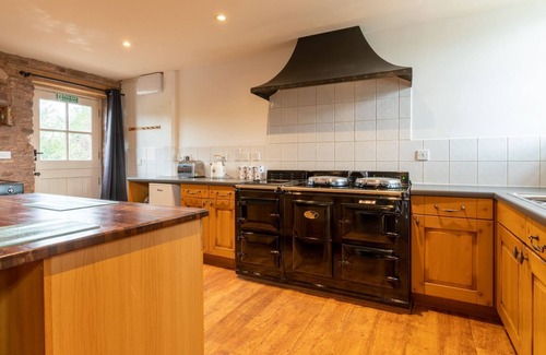 Lydney Casa | Lodge Barn, Forest of Dean - sleeps 18 guests in 9 bedrooms