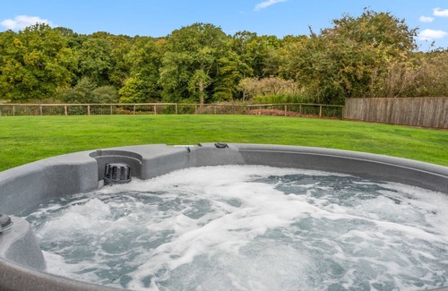 Lydney Casa | Lodge Barn, Forest of Dean - sleeps 18 guests in 9 bedrooms
