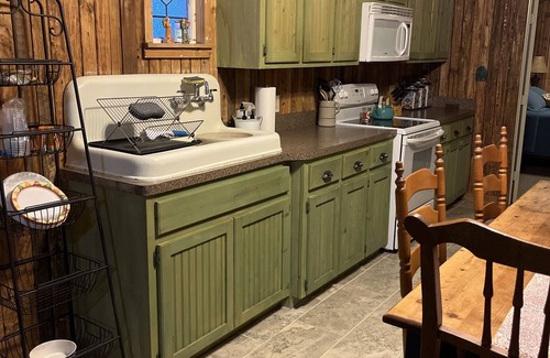Montgomery Casa | Lodge like Guest House walking distance to downtown Historic Montgomery, Texas