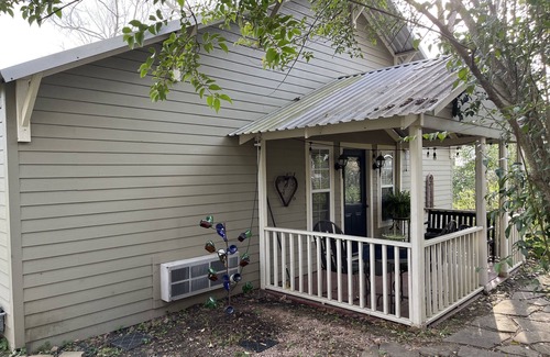 Montgomery Casa | Lodge like Guest House walking distance to downtown Historic Montgomery, Texas