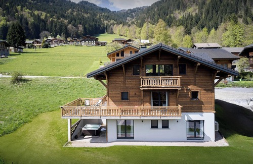 Essert-Romand Chalet De Esquí | Lodge Skadi - alpine holiday for 8 with spa - OVO Network
