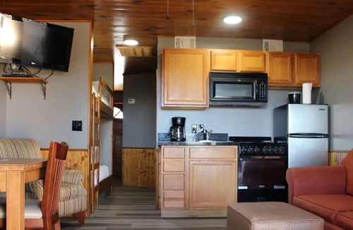 Canyon Lake Cabina | Lodge Suite Downstairs W/ Deck - 104