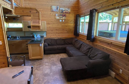 Revelstoke Cabina | Lodge with Direct ATV Trail Access, Hot Tub and Shop It’s the Perfect Home Base!
