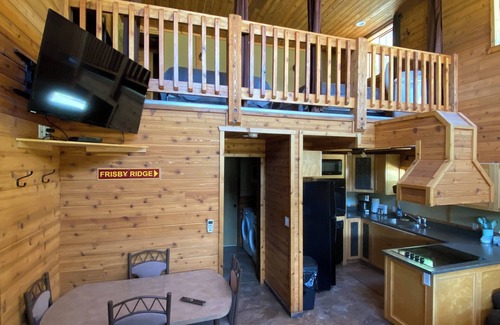 Revelstoke Cabina | Lodge with Direct ATV Trail Access, Hot Tub and Shop It’s the Perfect Home Base!