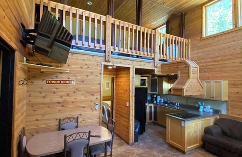 Revelstoke Cabina | Lodge with Direct ATV Trail Access, Hot Tub and Shop It’s the Perfect Home Base!
