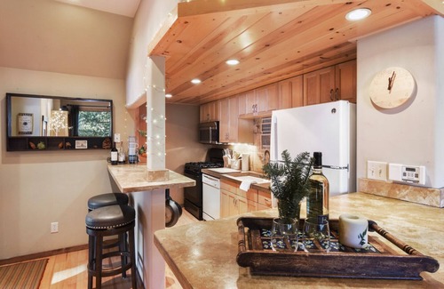 Tahoe City Cabina | Lodgepole Lair - Remodeled, Walkable, Lake & Ski